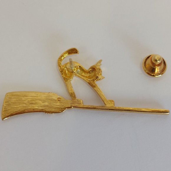 Vintage Halloween Scaredy Cat Witch's Broom Gold Tone Brooch Pin - Picture 3 of 7